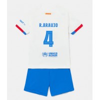 Barcelona Ronald Araujo #4 Udebane Trøje Børn 2023-24 Kortærmet (+ Korte bukser)